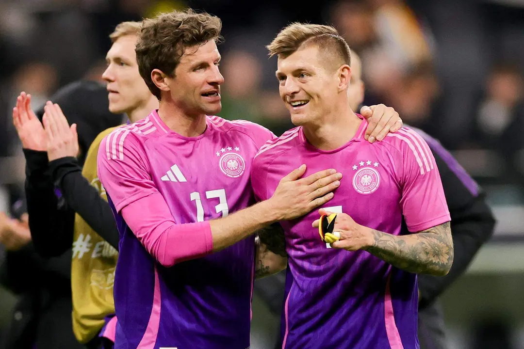 Toni Kroos (d) junto a Thomas M&uuml;ller celebra un gol ante Pa&iacute;ses Bajos, en el segundo partido tras su regreso a la selecci&oacute;n alemana. EFE/EPA/FRIEDEMANN VOGEL