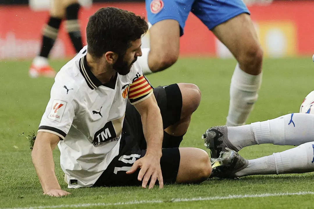 -El lateral izquierdo del Valencia Jos&eacute; Luis Gay&agrave; durante el partido de Liga disputado este domingo ante el Girona. EFE/ Manuel Bruque