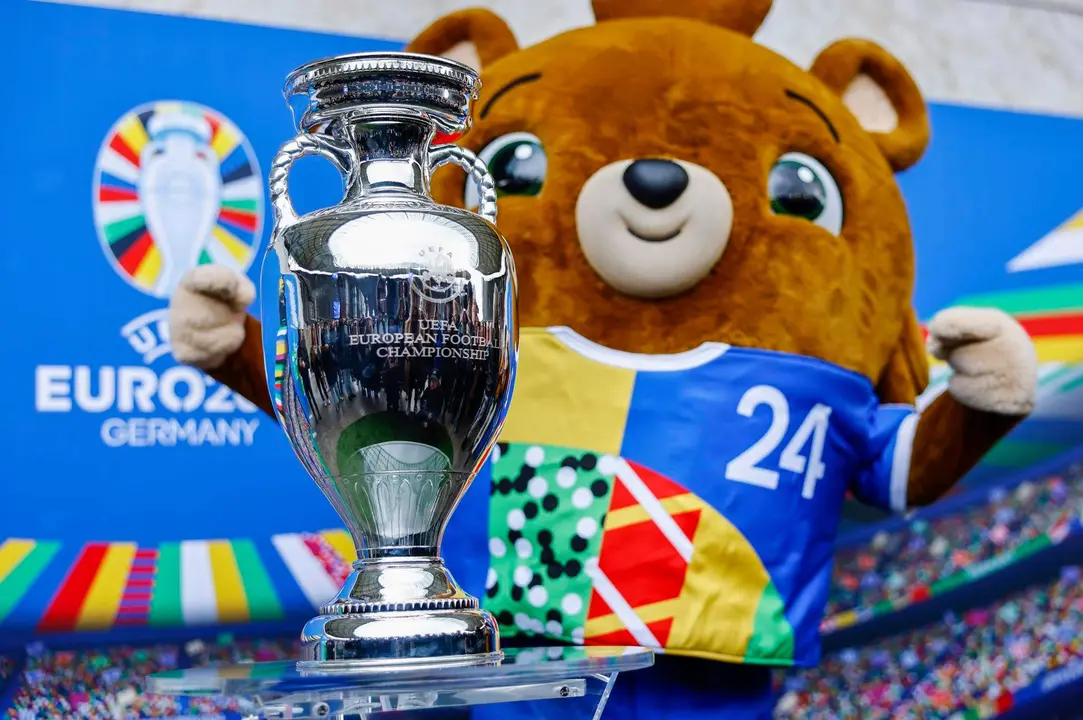 Albaert, la mascota de la Eurocopa 2024, junto al trofeo en el Estadio Ol&iacute;mpico de Berl&iacute;n el pasado 24 de abril. EFE/EPA/HANNIBAL HANSCHKE