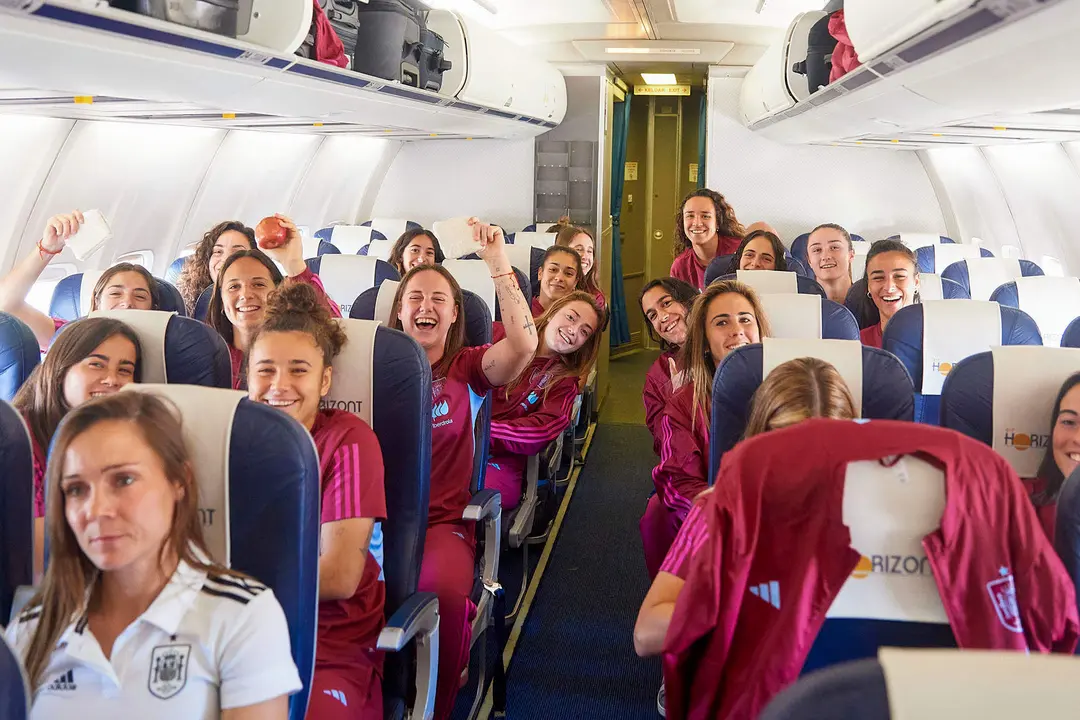 Las jugadoras de la selecci&oacute;n espa&ntilde;ola de f&uacute;tbol en su vuelo a Bruselas para preparar su partido del viernes frente a B&eacute;lgica de la primera jornada de clasificaci&oacute;n para la Eurocopa de Suiza 2025. EFE/RFEF ***USO EDITORIAL, SOLO DISPONIBLE PARA ILUSTRAR LA NOTICIA QUE ACOMPA&Ntilde;A (CR&Eacute;DITO OBLIGATORIO)***