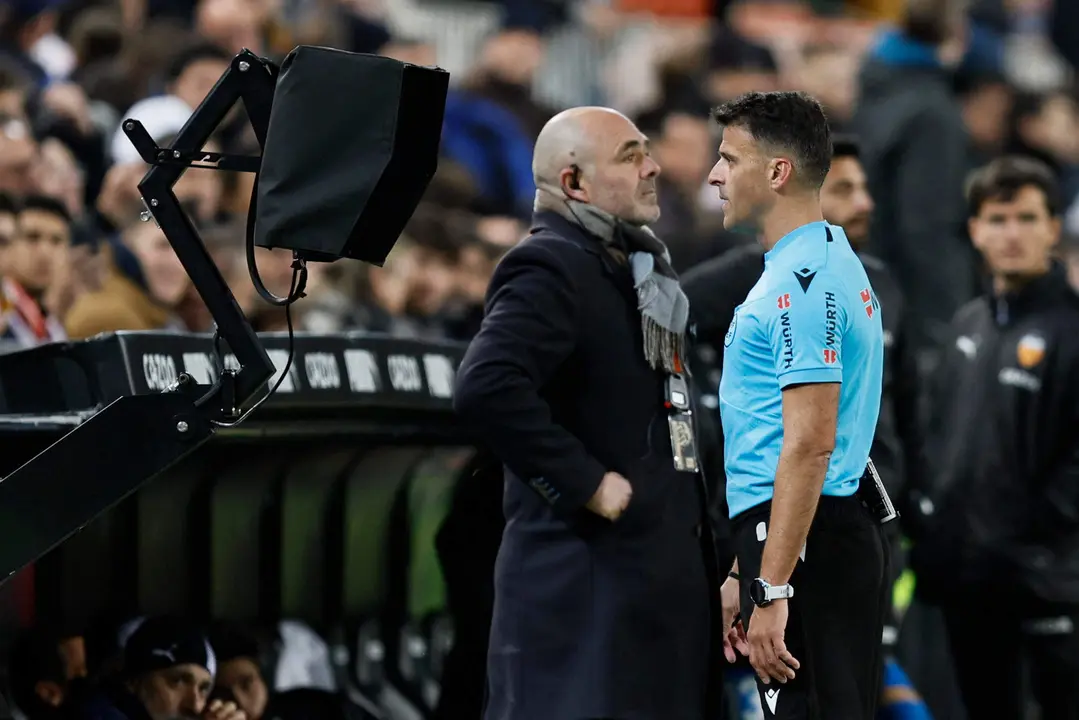 El &aacute;rbitro Gil Manzano (d) consulta el VAR, durante un partido de LaLiga. EFE/Biel Ali&ntilde;o