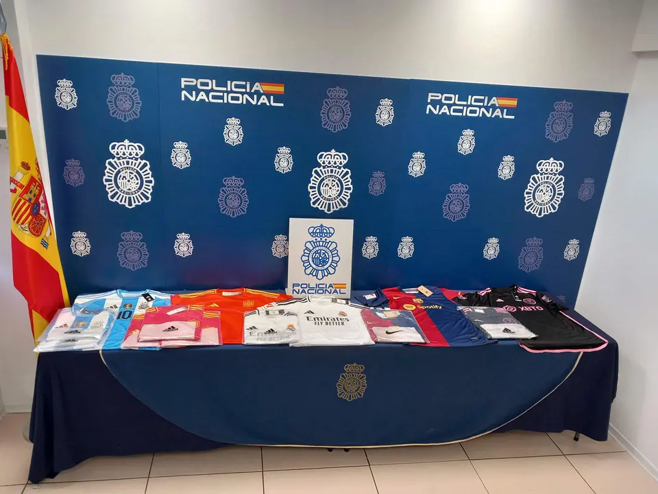 Agentes de la Polic&iacute;a Nacional han intervenido m&aacute;s de dos toneladas de mercanc&iacute;a falsificada consistente en zapatillas de deporte y camisetas de diferentes equipos de f&uacute;tbol de marcas de reconocido prestigio. EFE/Polic&iacute;a Nacional*SOLO DISPONIBLE PARA ILUSTRAR LA NOTICIA QUE ACOMPA&Ntilde;A (CR&Eacute;DITO OBLIGATORIO)*