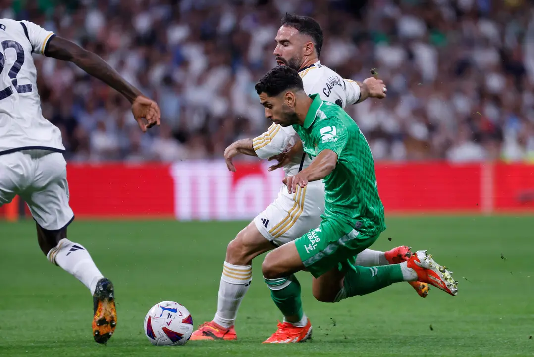 El defensa del Real Madrid Dani Carvajal (detr&aacute;s) lucha con Ayoze P&eacute;rez, del Betis, durante el partido de la jornada 38 de LaLiga que Real Madrid y Real Betis disputaron en el estadio Santiago Bernab&eacute;u, en Madrid. EFE/Javier Liz&oacute;n