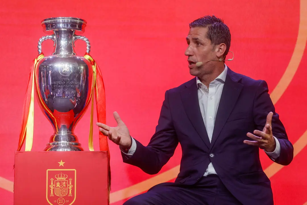 El exfutbolista Joan Capdevila durante la presentaci&oacute;n de la primera lista de 29 jugadores convocados para la disputa de la Eurocopa 2024, en la Ciudad del F&uacute;tbol de Las Rozas (Madrid). EFE/Fernando Alvarado