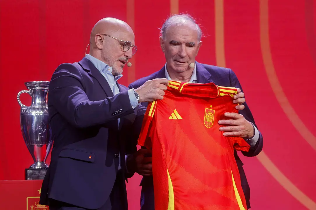 El exfutbolista Jos&eacute; &Aacute;ngel Iribar (d), recibe una camiseta conmemorativa del seleccionador espa&ntilde;ol, Luis de la Fuente, durante la ceremonia de presentaci&oacute;n de la primera lista de 29 jugadores convocados para la disputa de la Eurocopa 2024, en la Ciudad del F&uacute;tbol de Las Rozas (Madrid). EFE/Fernando Alvarado