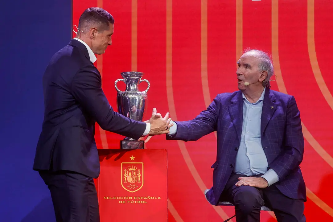 Los exfutbolistas Fernando Torres (i) y Jos&eacute; &Aacute;ngel Iribar se saludan durante la presentaci&oacute;n de la primera lista de 29 jugadores convocados para la disputa de la Eurocopa 2024, en la Ciudad del F&uacute;tbol de Las Rozas (Madrid). EFE/Fernando Alvarado