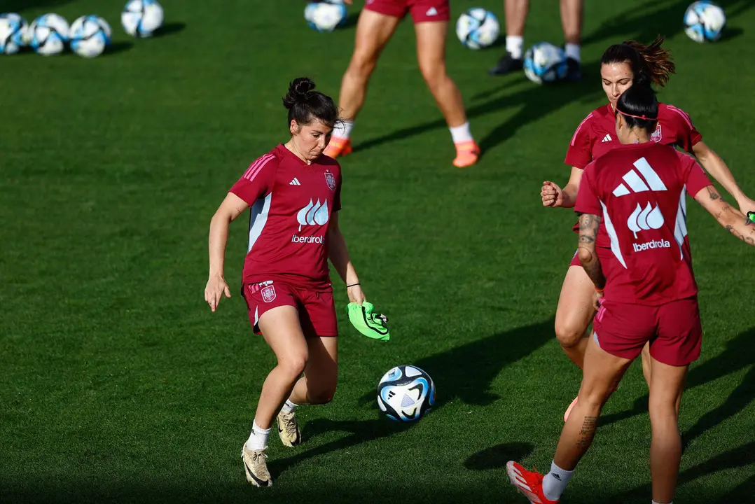La delantera de la selecci&oacute;n espa&ntilde;ola Luc&iacute;a Garc&iacute;a (i) participa en el entrenamiento de este lunes en la Ciudad del F&uacute;tbol de Las Rozas, en Madrid, donde el equipo nacional prepara su doble partido de clasificaci&oacute;n para la Euro 2025 ante Dinamarca. EFE/ Rodrigo Jim&eacute;nez