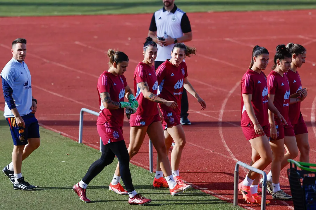 Las jugadoras de la selecci&oacute;n espa&ntilde;ola Misa Rodr&iacute;guez (2-i) y Jenni Hermoso (3-i) participan en el entrenamiento de este lunes en la Ciudad del F&uacute;tbol de Las Rozas, en Madrid, donde el equipo nacional prepara su doble partido de clasificaci&oacute;n para la Euro 2025 ante Dinamarca. EFE/ Rodrigo Jim&eacute;nez