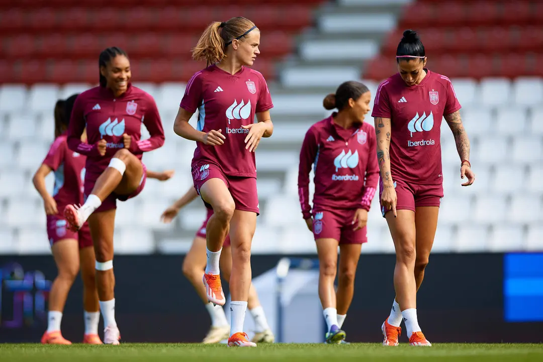 Las jugadoras de la selecci&oacute;n espa&ntilde;ola Irene Paredes (c) y Jenni Hermoso (d) participan en el entrenamiento de este jueves en el Vejle Stadion de Dinamarca, donde el equipo nacional disputar&aacute; ma&ntilde;ana ante la selecci&oacute;n danesa el primero de sus dos partidos de clasificaci&oacute;n para la Euro de 2025. EFE/RFEF/David Aliaga SOLO USO EDITORIAL, SOLO DISPONIBLE PARA ILUSTRAR LA NOTICIA QUE ACOMPA&Ntilde;A (CR&Eacute;DITO OBLIGATORIO) FOTO RFEF