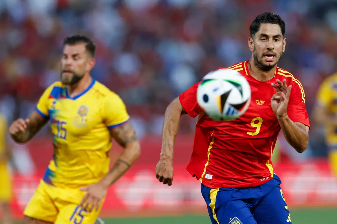 El delantero de la selecci&oacute;n espa&ntilde;ola de f&uacute;tbol Ayoze P&eacute;rez (d) juega un bal&oacute;n ante el andorrano Mois&eacute;s San Nicol&aacute;s, durante el partido amistoso que Espa&ntilde;a y Andorra disputan este mi&eacute;rcoles en el estadio Nuevo Vivero, en Badajoz. EFE/Julio Mu&ntilde;oz