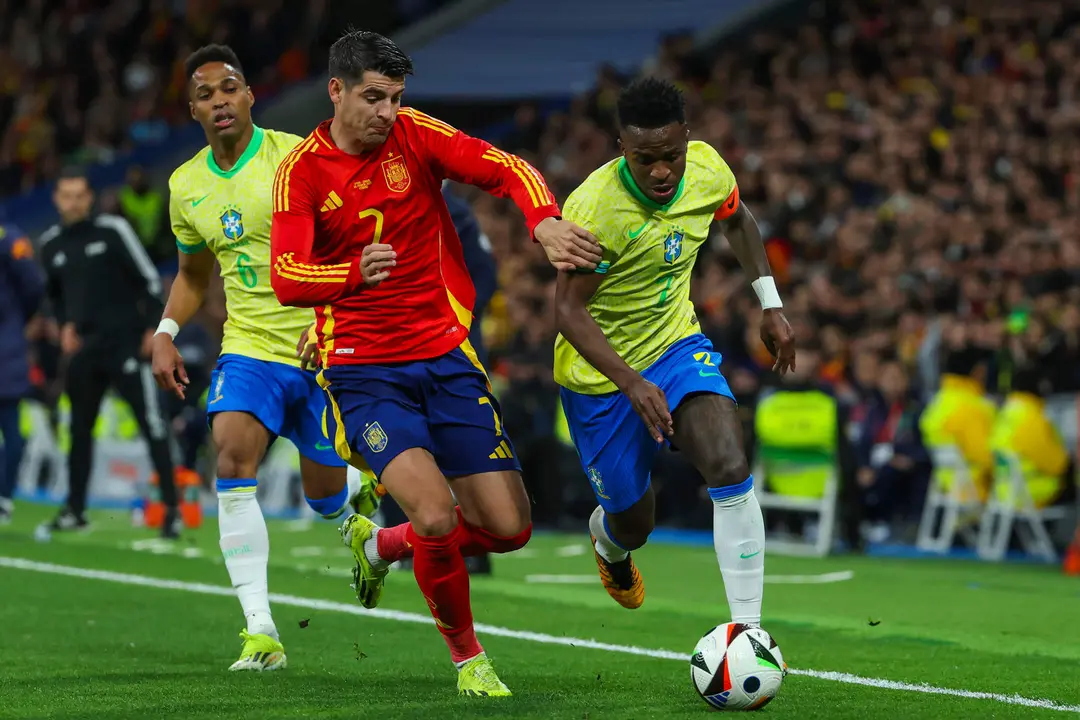 El delantero y capit&aacute;n de la selecci&oacute;n espa&ntilde;ola de f&uacute;tbol &Aacute;lvaro Morata, en una foto de archivo, durante un partido amistoso contra Brasil. EFE/Kiko Huesca