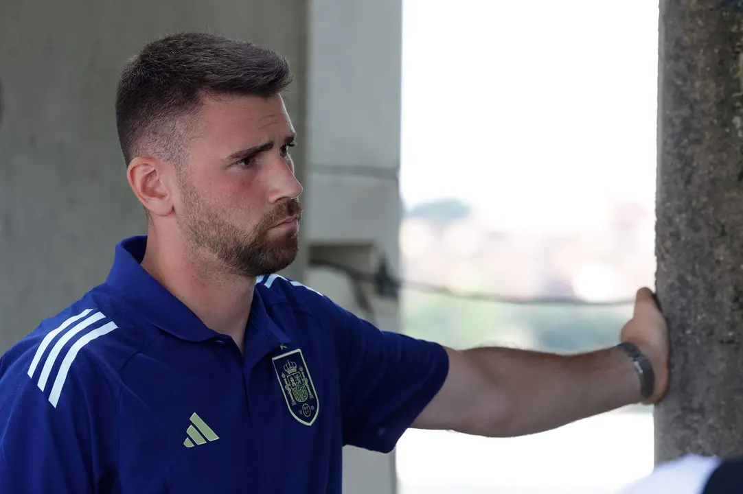 El portero del Athletic Club de Bilbao Unai Sim&oacute;n atiende a la prensa durante el d&iacute;a de medios de la selecci&oacute;n espa&ntilde;ola que prepara la Eurocopa. EFE/ J.J. Guill&eacute;n