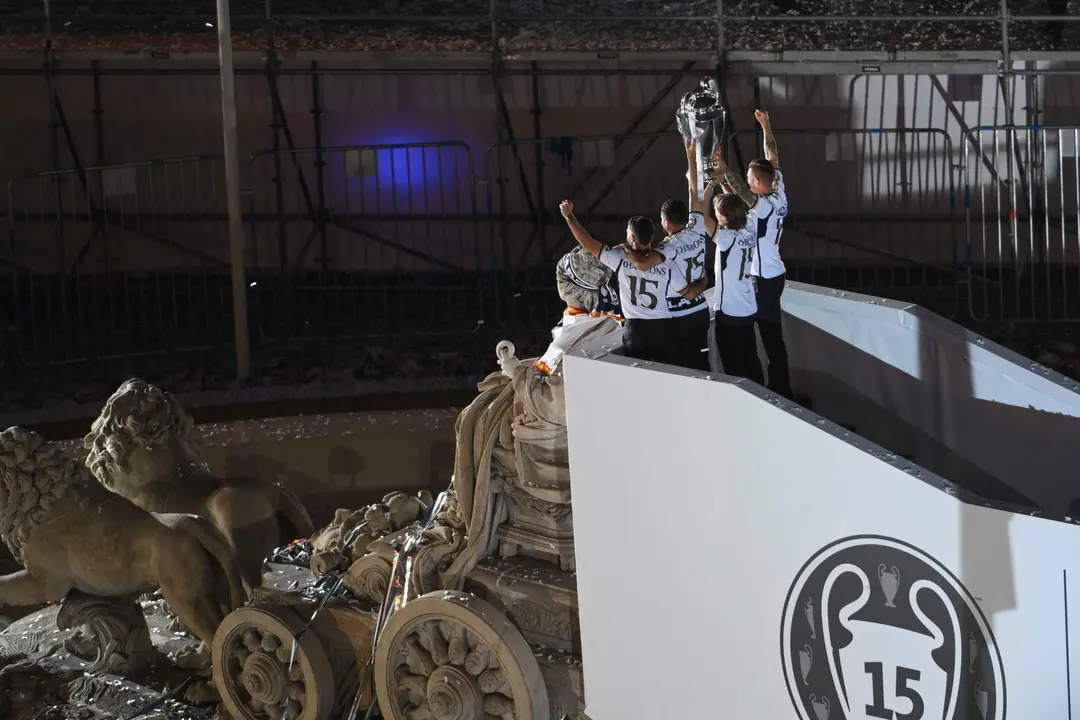 - Los jugadores del Real Madrid Toni Kroos, Luka Modric, Nacho Fern&aacute;ndez y Dani Carvajal, levantan el trofeo este domingo a la Plaza de Cibeles. EFE/ Fernando Villar