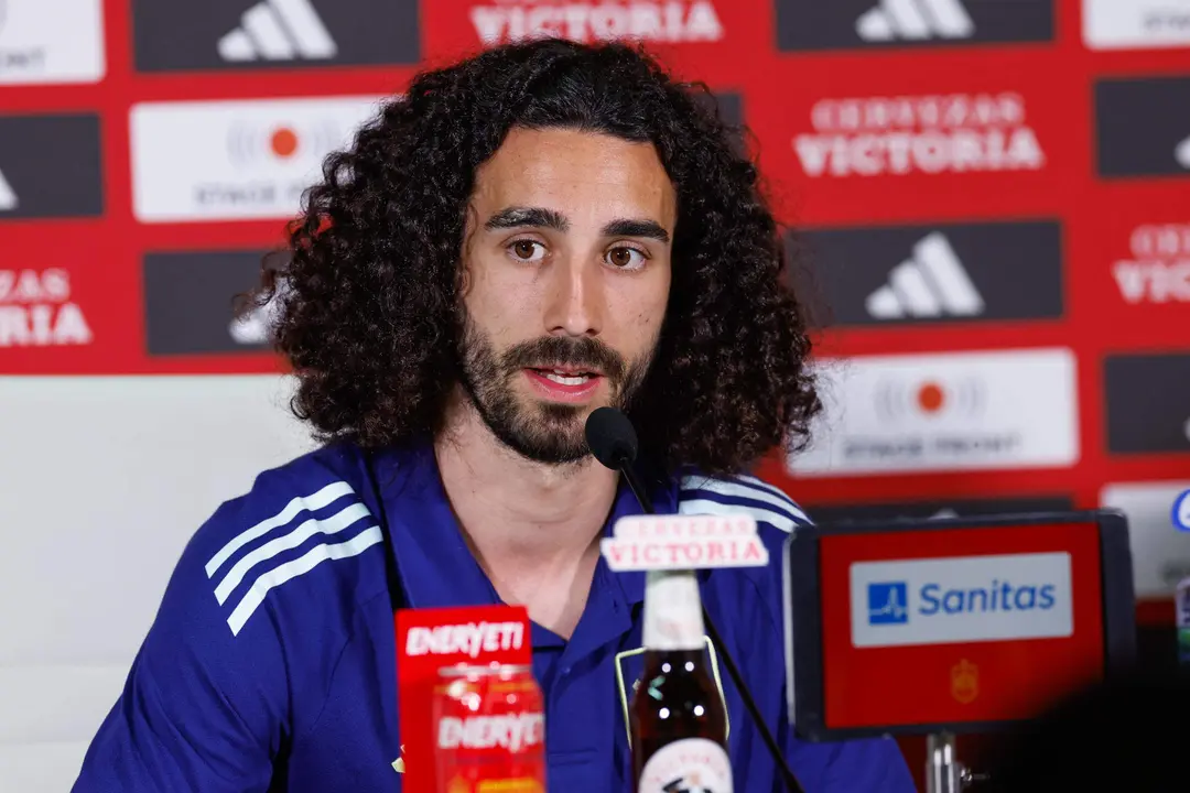 El defensa de la selecci&oacute;n espa&ntilde;ola Marc Cucurella asiste a una rueda de prensa este martes en Badajoz, en la v&iacute;spera del encuentro amistoso ante la selecci&oacute;n de Andorra en el Estadio Nuevo Vivero. EFE/Julio Mu&ntilde;oz