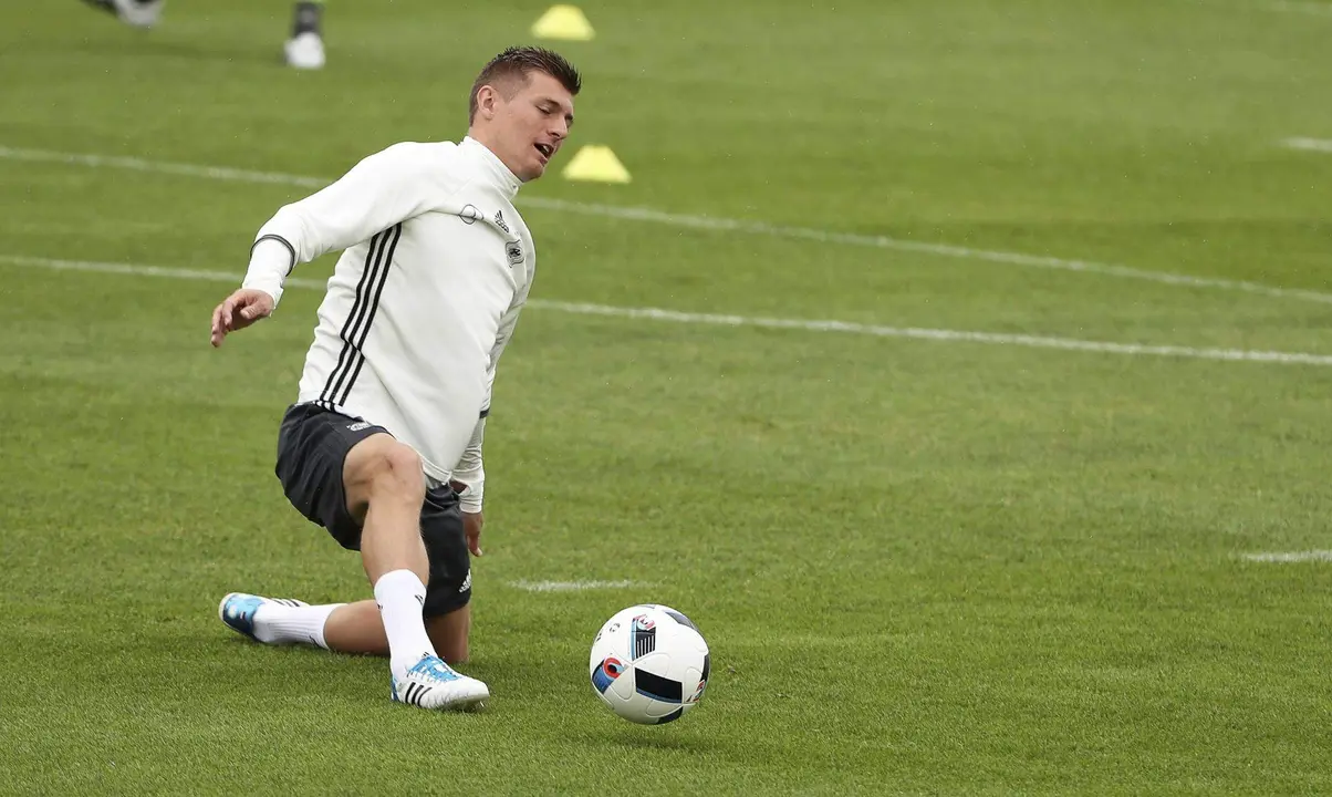 El jugador de la selecci&oacute;n alemana de f&uacute;tbol, Toni Kroos, en foto de archivo de CHRISTIAN CHARISIUS. EFE