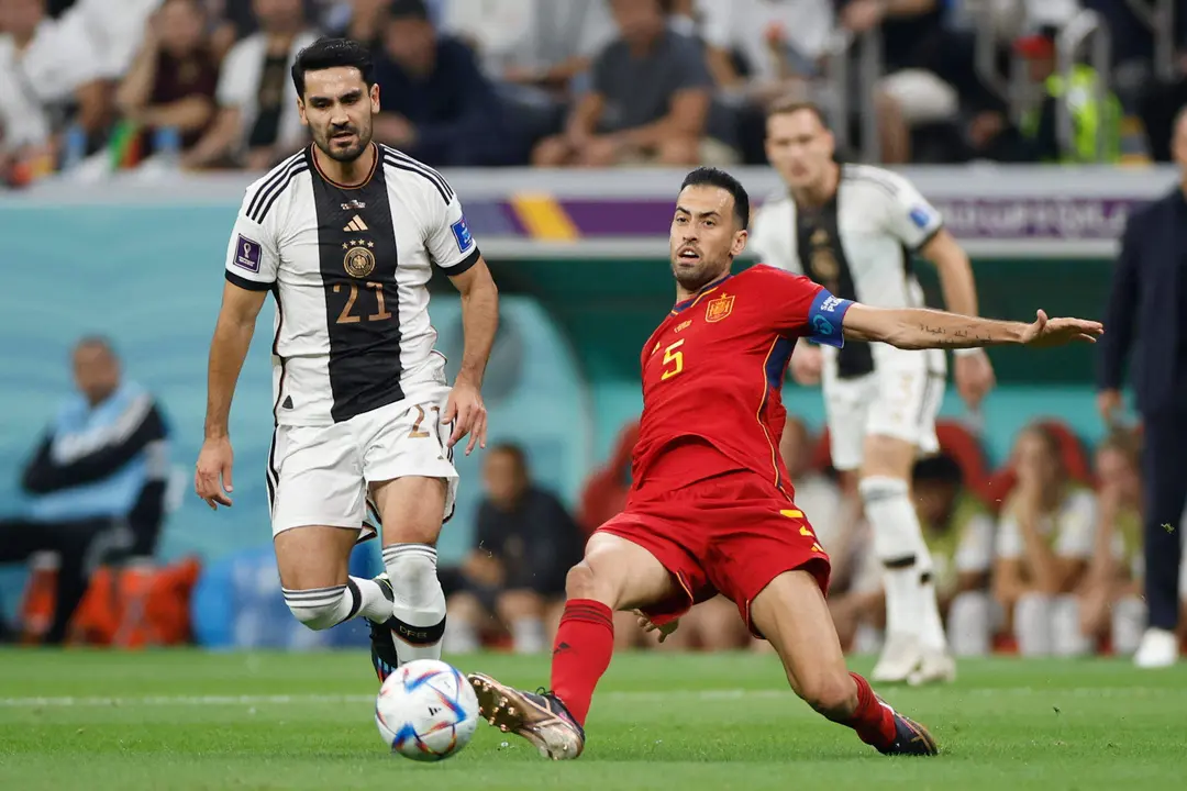 Sergio Busquets (d) de Espa&ntilde;a disputa un bal&oacute;n con İlkay G&uuml;ndogan de Alemania hoy, en un partido de la fase de grupos del Mundial de F&uacute;tbol Qatar 2022 entre Espa&ntilde;a y Alemania en el estadio Al Bait en Al Khor (Catar). EFE/ Alberto Estevez