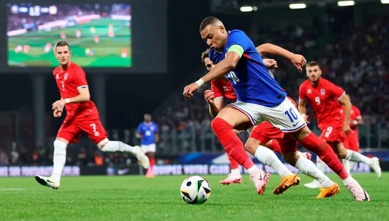 El delantero franc&eacute;s Kylian Mbappe (d) en acci&oacute;n ante el luxemburgu&eacute;s Eldin Dzogovic durante el amistoso jugado por Francia y Luxemburgo en Metz, Francia. EFE/EPA/CHRISTOPHER NEUNDORF