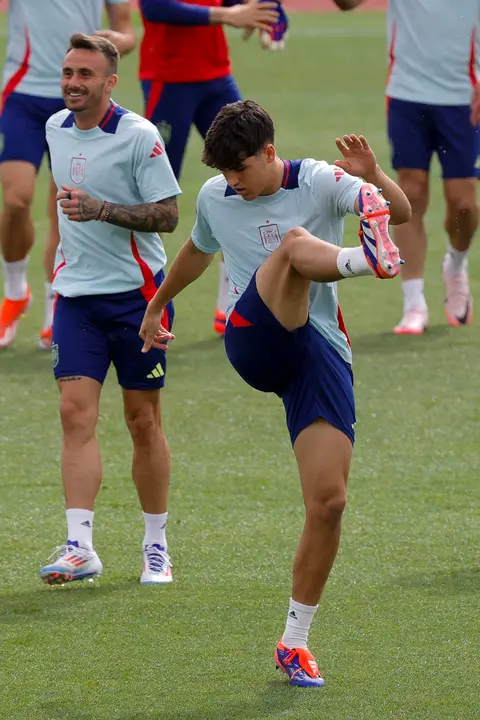 El defensa de la selecci&oacute;n espa&ntilde;ola Pau Cubars&iacute;, este viernes durante el entrenamiento en la Ciudad del F&uacute;tbol de Las Rozas, preparatorio del partido amistoso de ma&ntilde;ana s&aacute;bado frente a Irlanda del Norte en Son Moix. EFE/ Zipi Arag&oacute;n