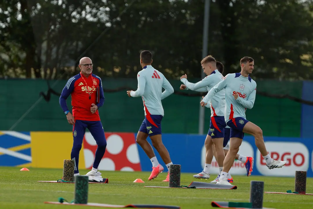 El seleccionador nacional, Luis de la Fuente (i), y los jugadores Dani Olmo (2-d) y Fabi&aacute;n Ruiz (d), entre otros, durante el entrenamiento de este lunes en el Centro Deportivo SV Aasen, en la localidad de Donaueschingen, Alemania, donde Espa&ntilde;a establece su 'cuartel general' para la Eurocopa 2024. EFE/J.J. Guill&eacute;n