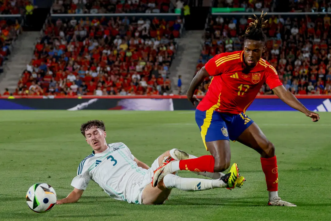 El delantero de la selecci&oacute;n espa&ntilde;ola Nico Williams (d) trata de escapar de Trai Hume, de Irlanda del Norte, durante el partido amistoso de f&uacute;tbol disputado este s&aacute;bado en el estadio de Son Moix. EFE/Cati Cladera