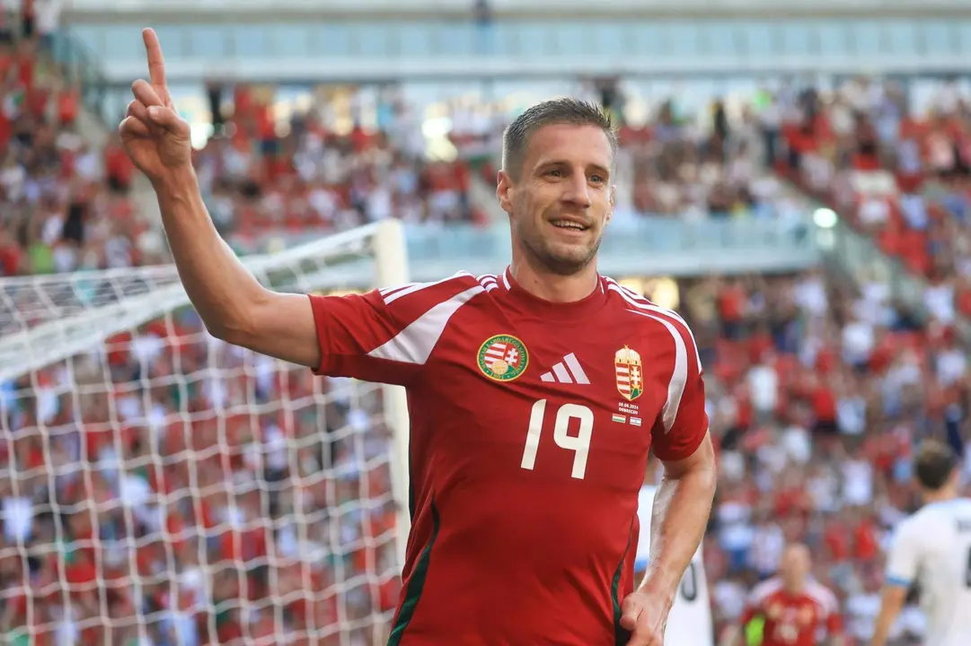 El jugador de Hungr&iacute;a Varga Barnabas celebra un gol durante el amistosos que han jugado este s&aacute;bado Hungr&iacute;a e Israel en Debrecen, Hungr&iacute;a. EFE/EPA/Zsolt Czegledi