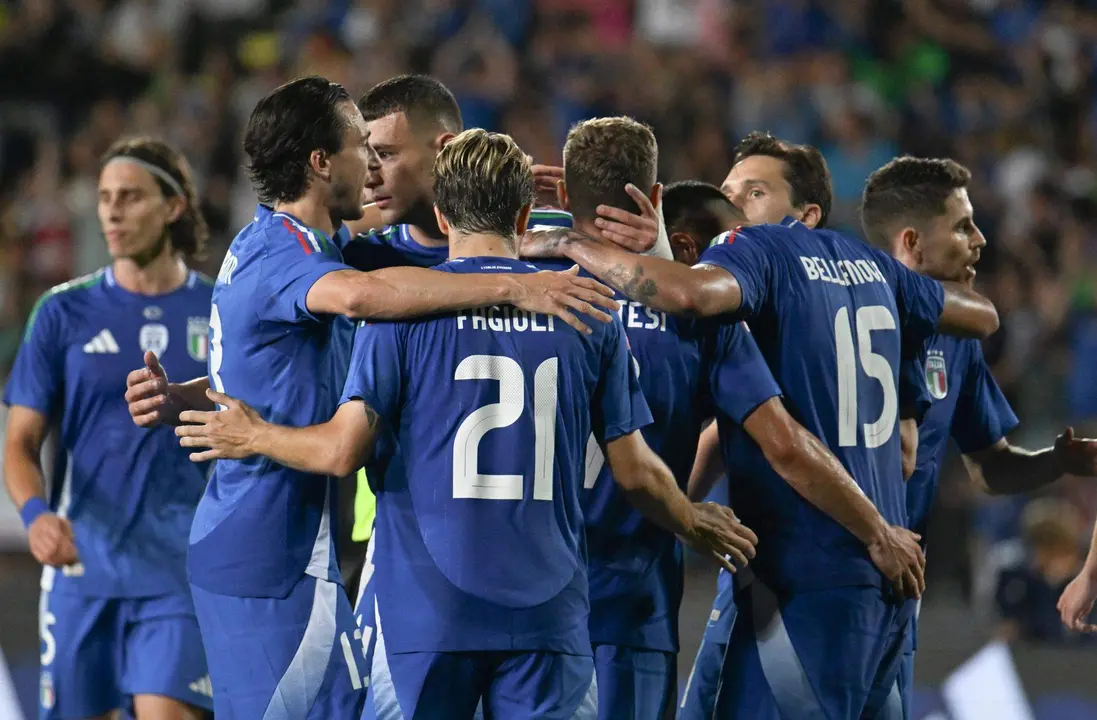 El italiano Davide Frattes delebra con sus compa&ntilde;eros un gol en el amistoso frente a Bosnia Herzegovina, en una foto de archivo. EFE/EPA/CLAUDIO GIOVANNINI