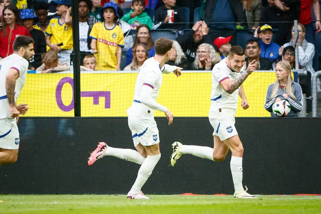 El jugador serbio Sergej Milinkovic-Savic (d) celebra uno de los goles de su selecci&oacute;n durante el amistoso que han jugado Suecia y Serbia en el Friends Arena de Estocolmo, Suecia. EFE/EPA/Stefan Jerrevang