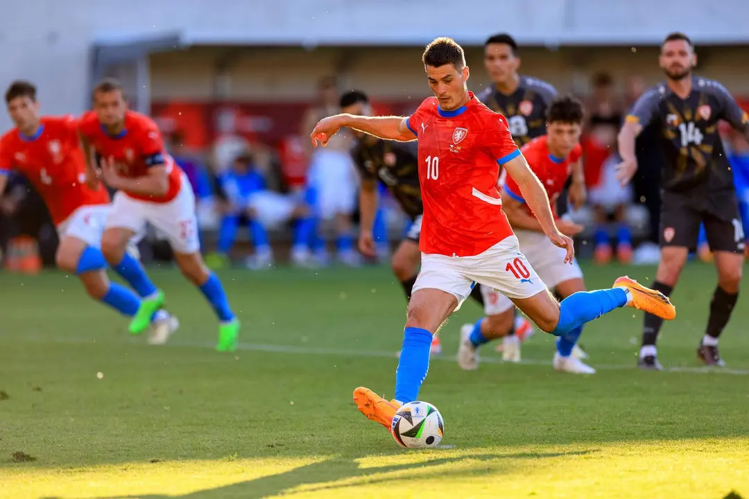 El delantero checo Patrik Schick lanza un penalti durante el amistoo que han jugado Rep&uacute;blica Checa y Macedonia del Norte en Hradec Kralove, Rep&uacute;blica Checa. EFE/EPA/MARTIN DIVISEK