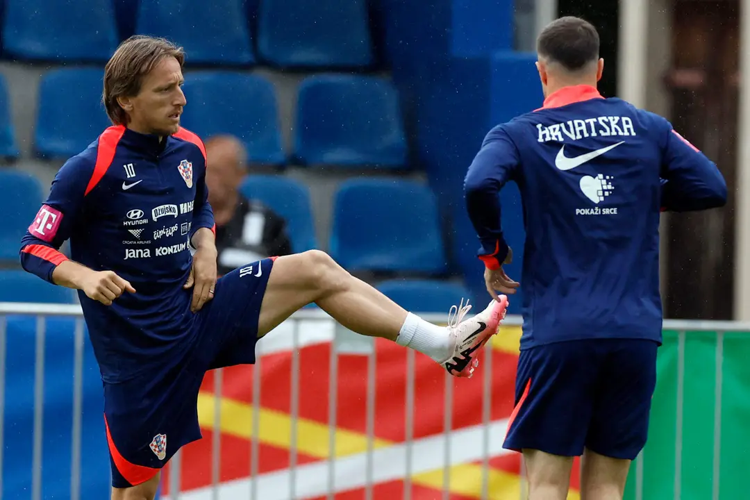 El centrocampista de la selecci&oacute;n croata de f&uacute;tbol Luka Modrić (i) durante el entrenamiento de este mi&eacute;rcoles en la ciudad alemana de Neurupinn, su lugar de concentraci&oacute;n para la Eurocopa 2024. EFE/ Alberto Est&eacute;vez