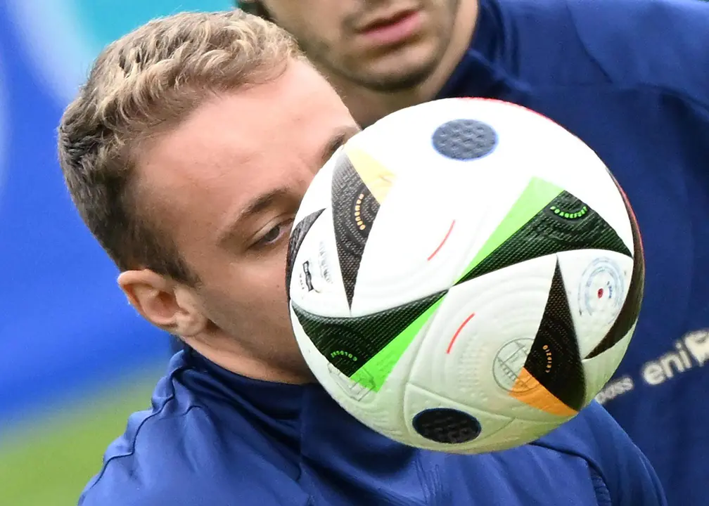 El centrocampista italiano Davide Frattesi durante un entrenamiento en el estadio Hemberg Nord Hale, de cara a su preparaci&oacute;n para la Eurocopa 2024, este mi&eacute;rcoles en Iserlohn, Alemania. EFE/Daniel Dal Zennaro