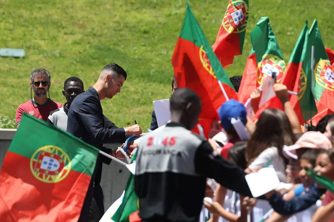 Cristiano Ronaldo firma aut&oacute;grafos en Oeiras. La selecci&oacute;n de Portugal parti&oacute; hoy hacia Alemania para disputar las Eurocopa. EFE/EPA/TIAGO PETINGA