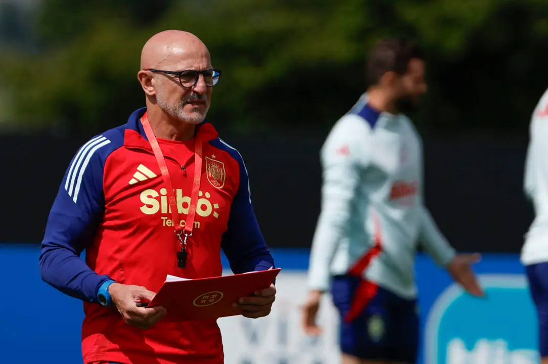 - El seleccionador Luis de la Fuente durante el entrenamiento celebrado este jueves en la localidad alemana de Donaueschingen. EFE/ JJ Guill&eacute;n