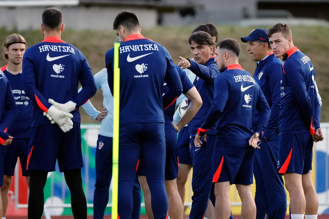 El entrenador croata Zlatko Dalic (c) da instrucciones a sus jugadores durante el entrenamiento de su selecci&oacute;n este jueves en Neuruppin (Alemania). Espa&ntilde;a se enfrentar&aacute; a Croacia el pr&oacute;ximo s&aacute;bado en su primer partido de la Eurocopa 2024. EFE/Alberto Estevez