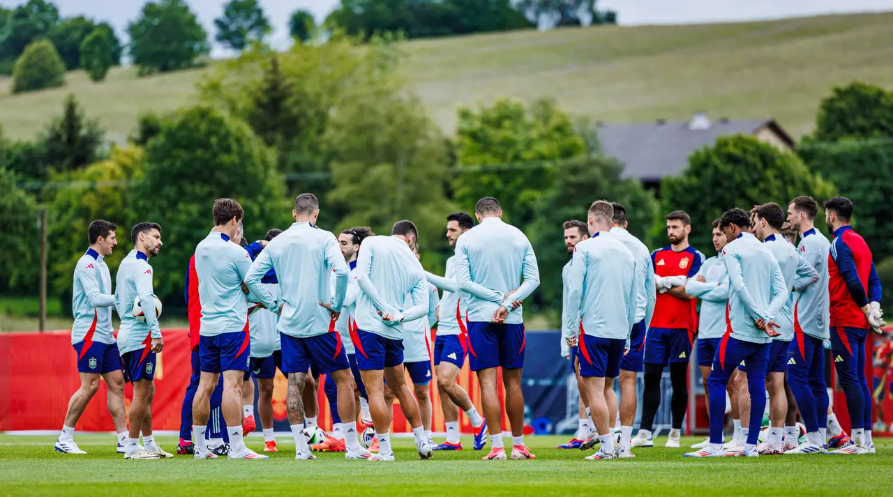 Entrenamiento de la selecci&oacute;n espa&ntilde;ola de f&uacute;tbol en Der &Ouml;schberghof, el campo base de Espa&ntilde;a en la Eurocopa, situado en la localidad alemana de Donaueschingen. Espa&ntilde;a debuta ma&ntilde;ana, s&aacute;bado 15 de junio, ante Croacia en la Eurocopa 2024. EFE/ Pablo Garc&iacute;a/RFEF