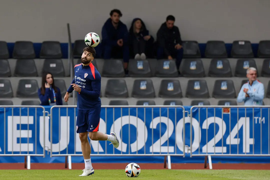 El defensa de la selecci&oacute;n croata de f&uacute;tbol Jo&scaron;ko Gvardiol durante el entrenamiento de este mi&eacute;rcoles en la ciudad alemana de Neurupinn, su lugar de concentraci&oacute;n para la Eurocopa 2024.