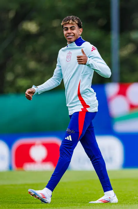 Lamine Yamal durante el entrenamiento de la selecci&oacute;n espa&ntilde;ola de f&uacute;tbol en Der &Ouml;schberghof, el campo base de Espa&ntilde;a en la Eurocopa, situado en la localidad alemana de Donaueschingen. Espa&ntilde;a debuta ma&ntilde;ana, s&aacute;bado 15 de junio, ante Croacia en la Eurocopa 2024. EFE/ Pablo Garc&iacute;a/RFEF