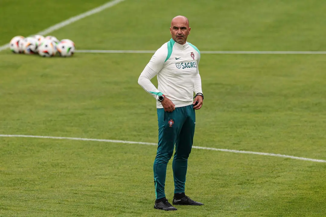 El seleccionador de Portugal Roberto Mart&iacute;nez durante una sesi&oacute;n de entrenamiento abierta al p&uacute;blico en Heidewaldstadion en Guetersloh, Alemania. EFE/EPA/MIGUEL A. LOPEZ