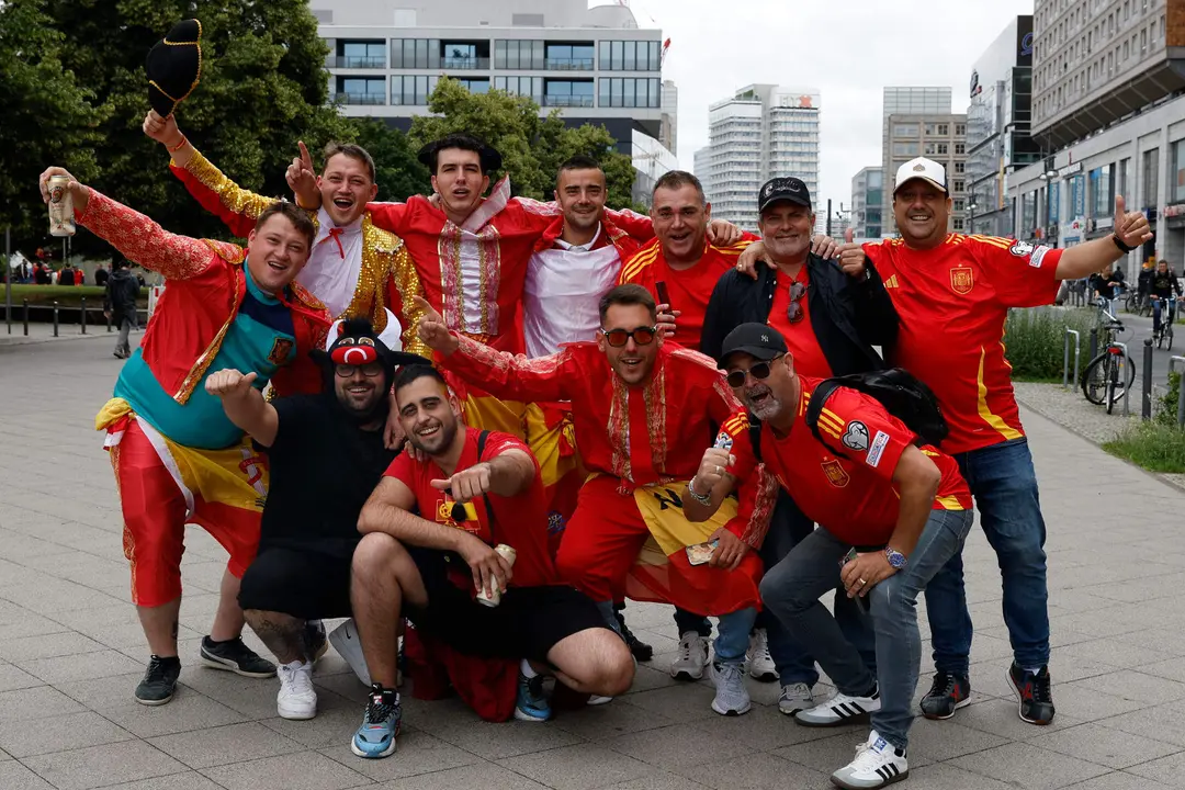 Seguidores espa&ntilde;oles antes del partido de f&uacute;tbol de la Eurocopa 2024 entre Espa&ntilde;a y Croacia en Berl&iacute;n, Alemania. EFE/ J.J.Guill&eacute;n