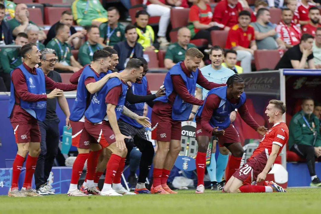 El suizo Michel Aebischer (d) celebra con sus compa&ntilde;eros el 2-0 durante el partido del grupo A entre Hungr&iacute;a y Suiza en Colonia, Alemania. EFE/EPA/PETER KLAUNZER