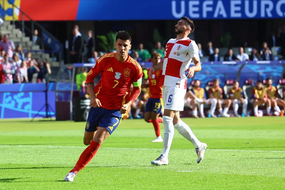 El delantero de Espa&ntilde;a Alvaro Morata (I) celebra el 1-0 durante el partido del grupo B entre Espa&ntilde;a y Croacia en el estadio Ol&iacute;mpico de Berl&iacute;n, Alemania.EFE/EPA/FILIP SINGER