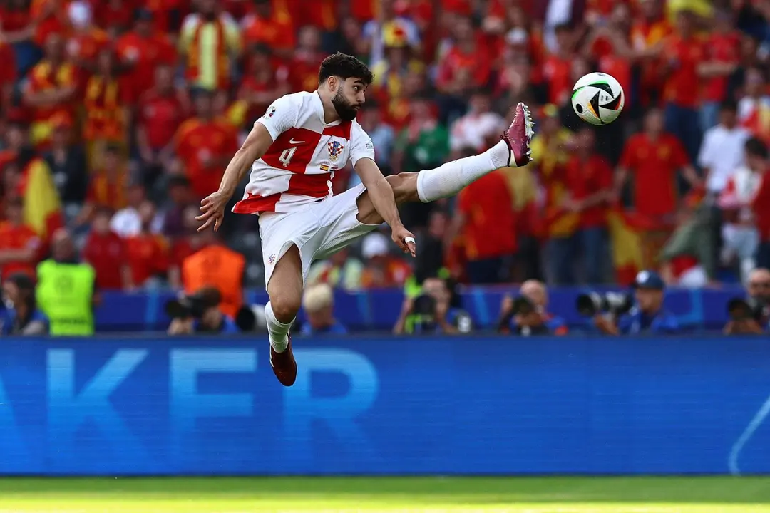 Josko Gvardiol de Croacia en acci&oacute;n durante el partido del grupo B de la UEFA EURO 2024 entre Espa&ntilde;a y Croacia en Berl&iacute;n, Alemania, el 15 de junio de 2024. EFE/EPA/FILIP SINGER