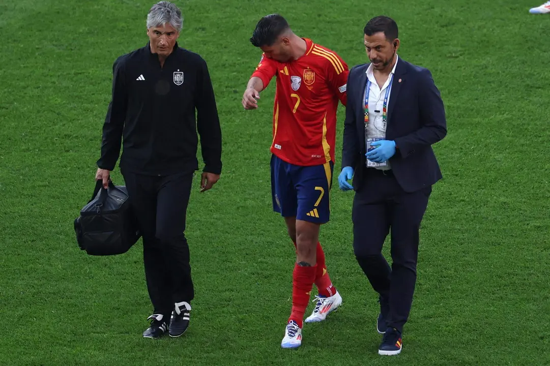 El jugador &Aacute;lvaro Morata (c) abandona el campo durante el partido del grupo B que han jugado Espa&ntilde;a y Croacia en Berl&iacute;n, Alemania. EFE/EPA/ABEDIN TAHERKENAREH
