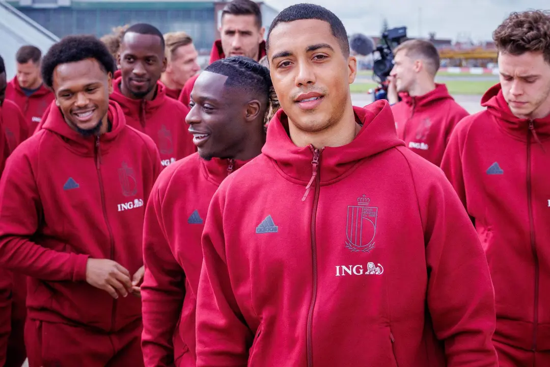 El jugador belga Youri Tielemans y sus compa&ntilde;eros al subir al avi&oacute;n con destino a Alemania para la Eurocopa 2024, en el aeropuerto de Bruselas, B&eacute;lgica. EFE/EPA/OLIVIER MATTHYS