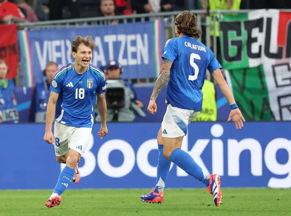 El jugador italiano Nicolo Barella (i) celebra con Riccardo Calafiori el gol (2-1) durante el partido de f&uacute;tbol del grupo B de la Eurocopa 2024 entre Italia y Albania, en Dortmund, Alemania. EFE/EPA/FRIEDEMANN VOGEL