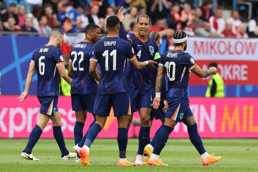 Los jugadores de Pa&iacute;ses Bajos clebran el gol de Cody Gakpo (3-I) durante el partido del grupo en Hamburgo, Alemania. EFE/EPA/ABEDIN TAHERKENAREH