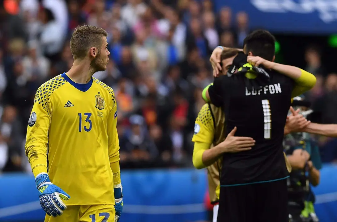 El portero espa&ntilde;ol David De Gea (I) observa la celebraci&oacute;n de Gianluigi Buffon durante la Eurocppa de 206 en la que Italia gan&oacute; a Espa&ntilde;a en Par&iacute;s. EFE/EPA/GEORGI LICOVSKI/Archivo