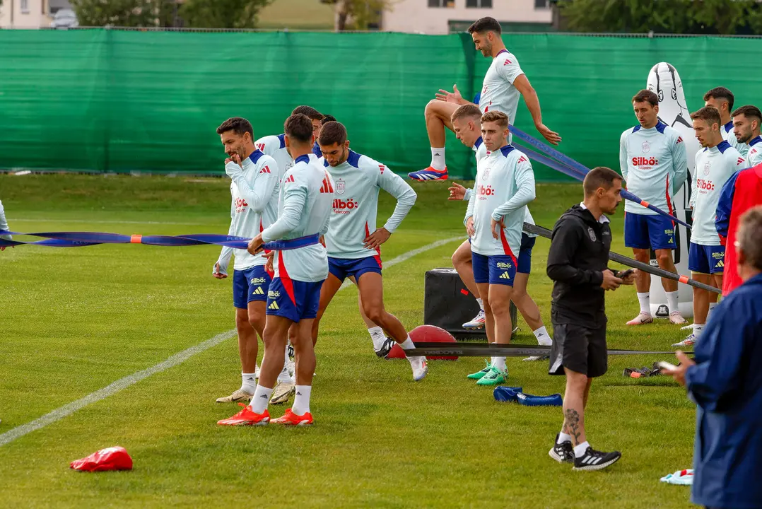 Los jugadores de Espa&ntilde;a en el SV Aasen en Donaueschingen, Alemania. EFE/J.J.Guillen