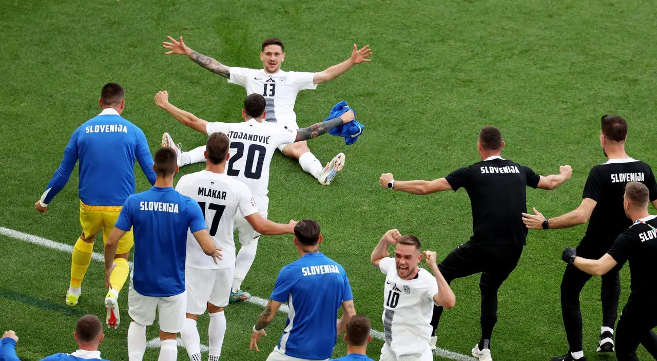 El jugador de Eslovenia Erik Janza celebra con sus compa&ntilde;eros el gol del empate durante el partido del grupo C que han jugado Eslovenia y Dinamarca en Stuttgart, Alemania.EFE/EPA/MOHAMED MESSARA