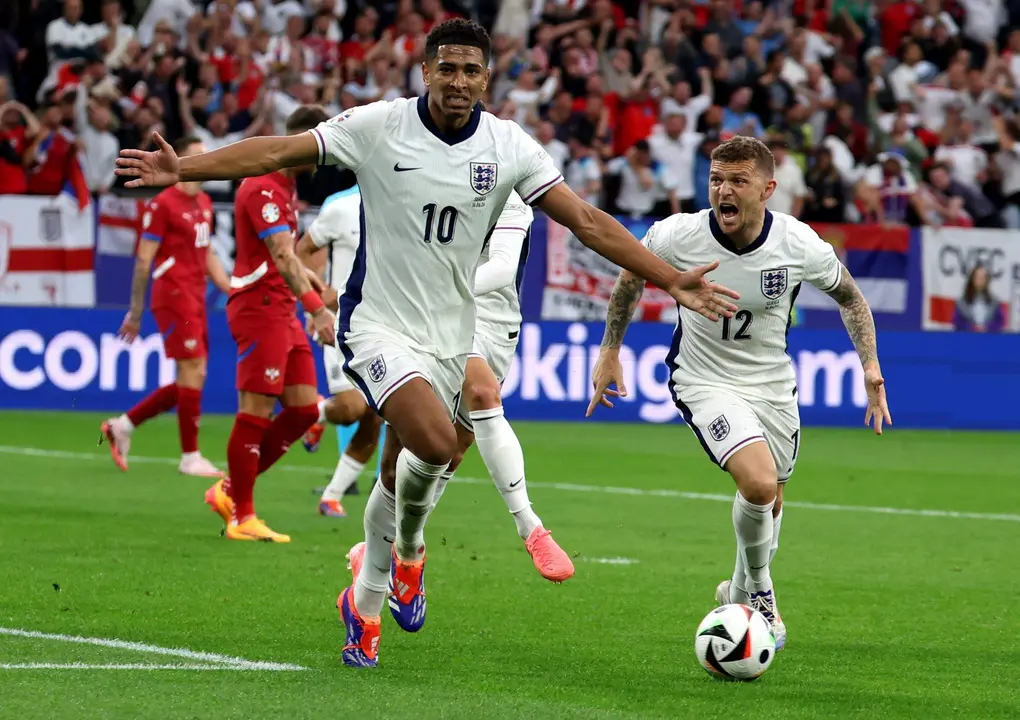 Jude Bellingham of England (C) celebra el 1-0 con Kieran Trippier en Gelsenkirchen, Alemania. EFE/EPA/CHRISTOPHER NEUNDORF