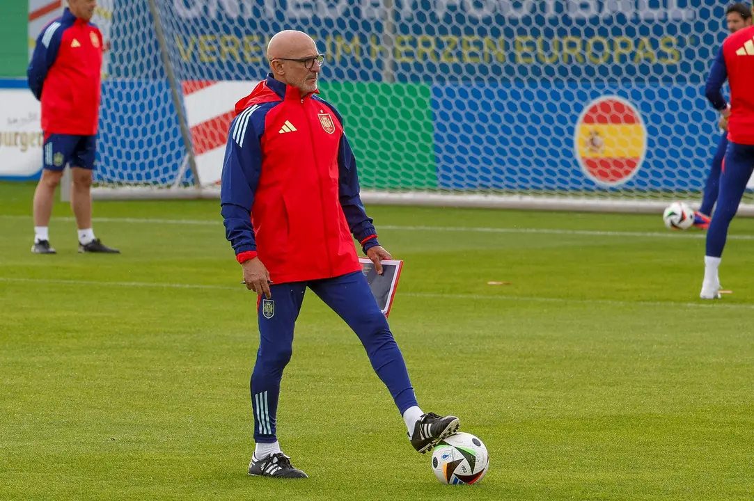 El seleccionador espa&ntilde;ol, Luis de la Fuente, dirige el entrenamiento de este domingo en el Centro Deportivo SV Aasen, en la localidad alemana de Donaueschingen, donde preparan el segundo partido del grupo B de la Eurocopa 2024 ante Italia. EFE/J.J.Guill&eacute;n